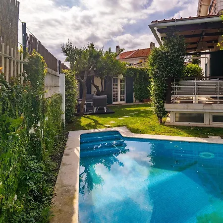 Whome With Shared Garden & Pool Будинок відпочинку *