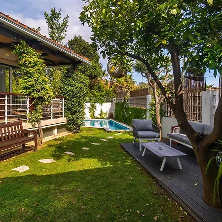 Whome With Shared Garden & Pool Будинок відпочинку *